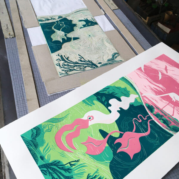 tirage de linogravure de flamant rose sur une presse dans un atelier d'artiste