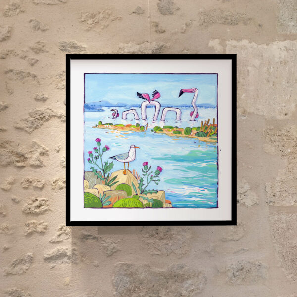 peinture à la gouache d'un dragon flamant rose qui nage dans l'eau du canal, dans des tons bleu et rose, avec une mouette et des chardons en premier plan