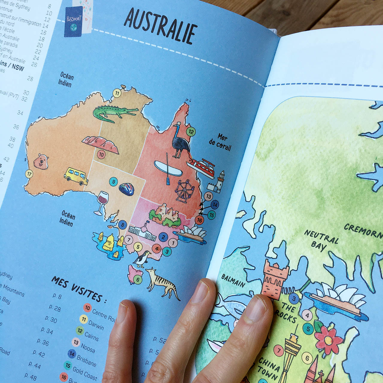 page du livre Bienvenue en Australie ! ouvert montrant une carte illustrée de l'Australie et une carte illustrée de Sydney
